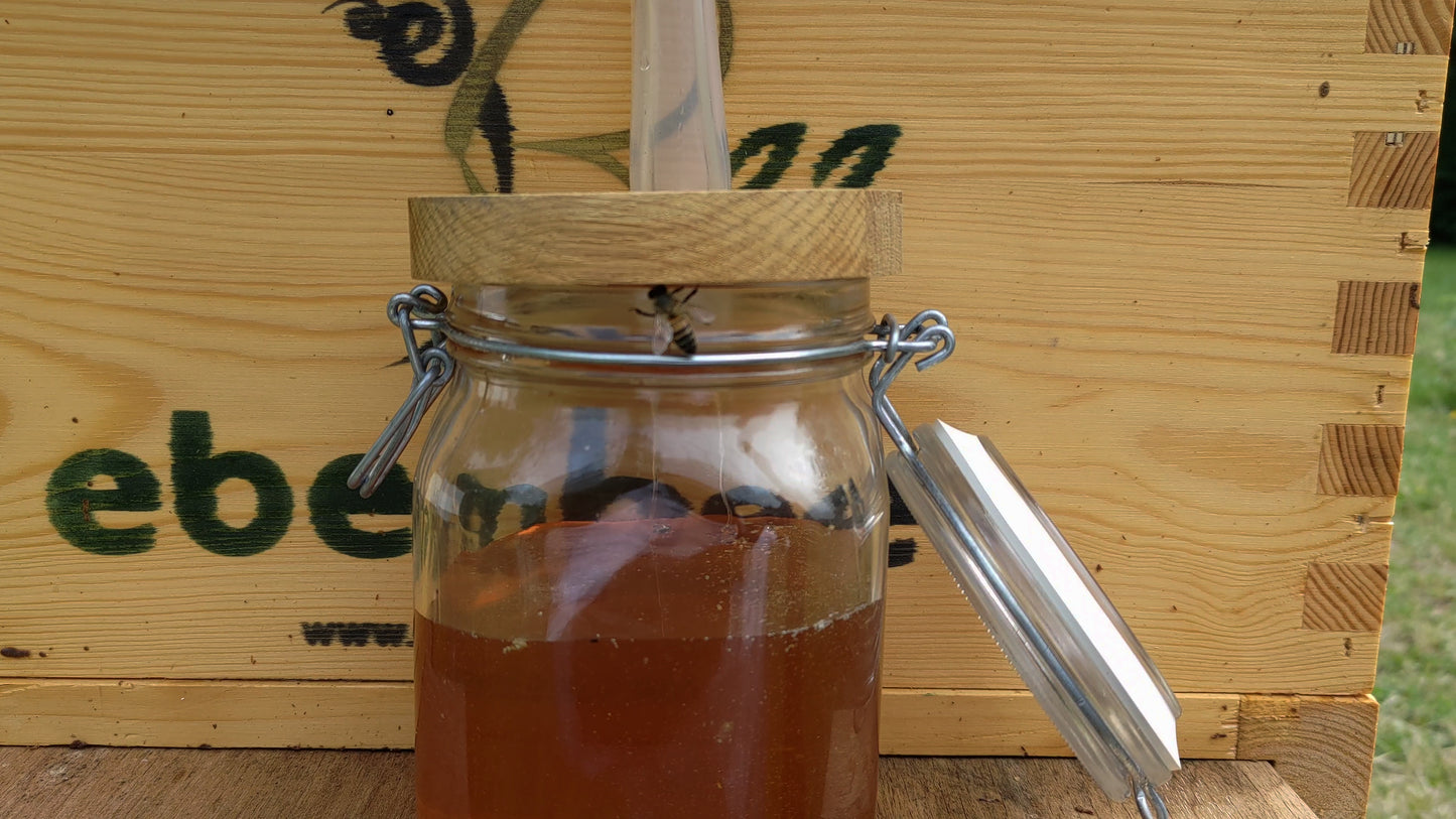 Couvercle en bois pour le pot du miel avec un tuyau en silicone.